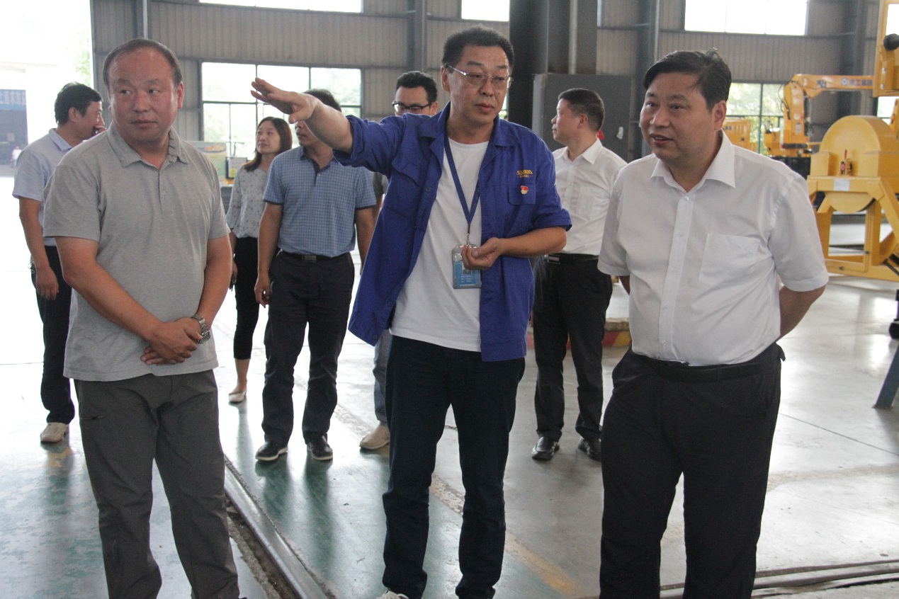 襄阳市银保监分局调研小组一行莅临乐动网官网_乐动(中国)重工展开实地调研